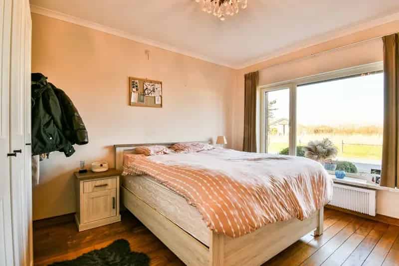 Karaktervolle Villa met Loodsen te Koop Torhout