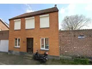 Huis te renoveren te Burst nabij station