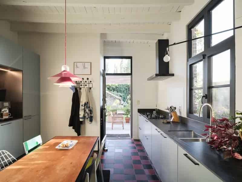 Gerenoveerde hoeve met schuren te koop