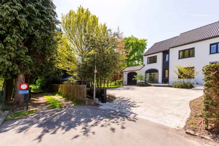 Huis te huur Wilrijk: Gerenoveerde villa met tuin en poolhouse