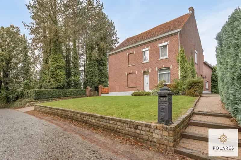 Te renoveren hoeve met paardenweide