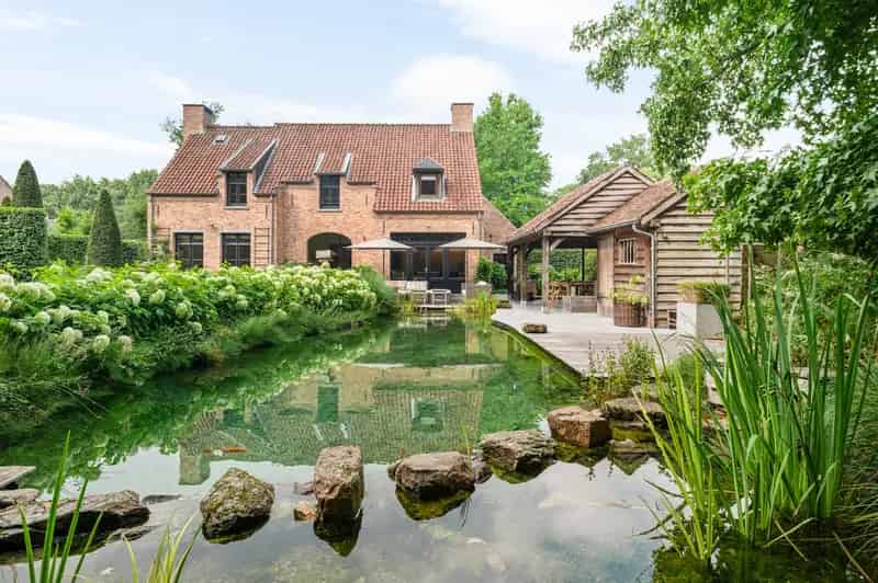 Villa te koop Halle Zoersel: 4 slaapkamers, zwemvijver, poolhouse
