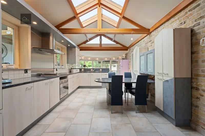 Enorme woning met alles erop en eraan