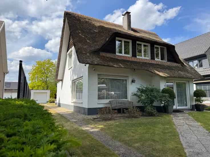 Huis Te Koop: Lichtrijke woning met tuin in rustige omgeving