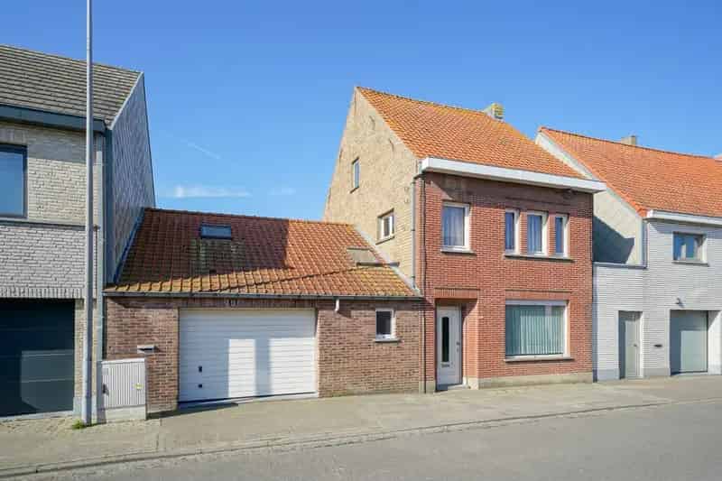 Ruime gezinswoning te Oudenburg met tuin en garage