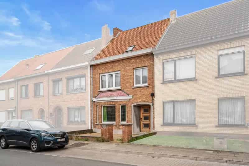 Te renoveren 3 slpk. woning met garage en uitweg