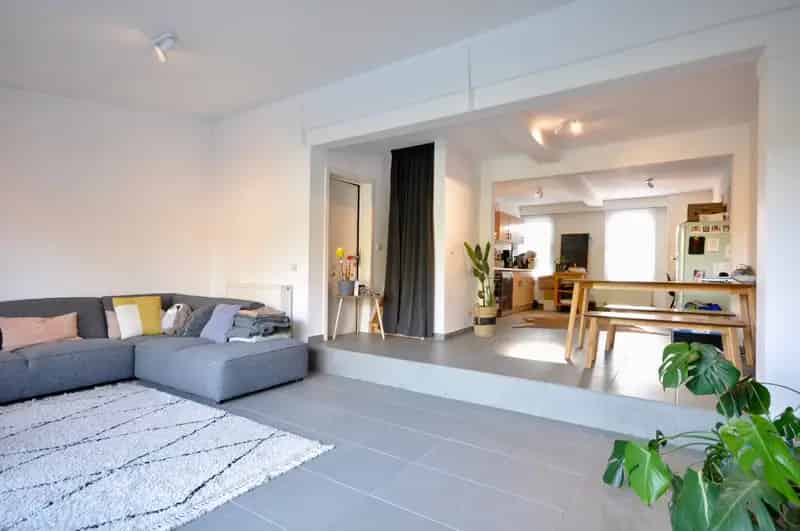 Gerenoveerde woning met tuin te koop in Berchem