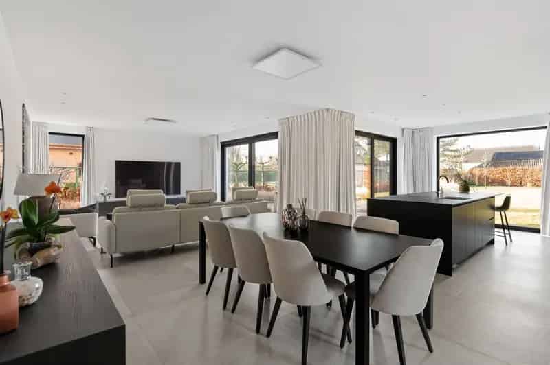 Nieuwbouwwoning met Zwemvijver te Koop