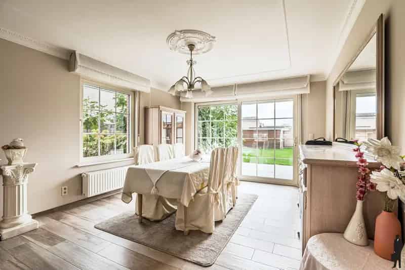 Recente villa met 6 slpks. te Lommel nabij Kattenbos