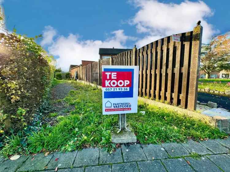 Te renoveren huis met tuin, dubbele garage en 4 slaapkamers