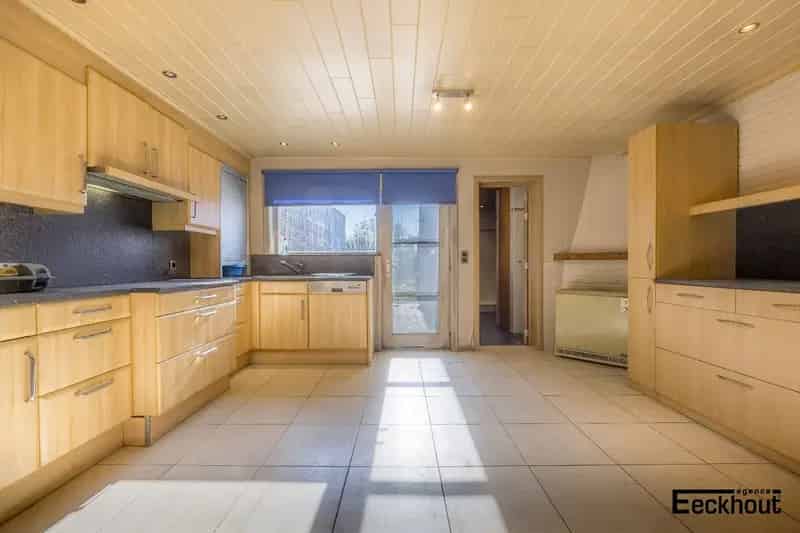 Te renoveren woning met diepe zonnige tuin