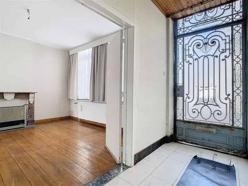 Herenwoning te renoveren Handelsruimte 2 Garages