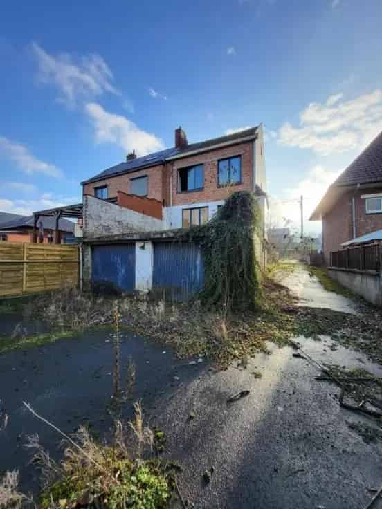 Huis Te Koop Te Renoveren Met Garages En Tuin