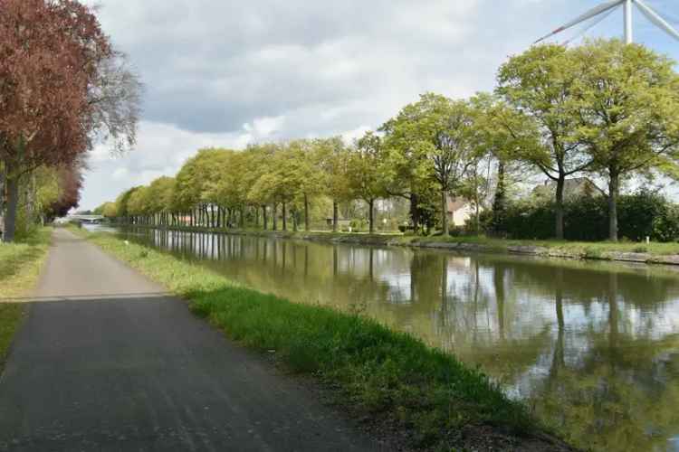 Grotendeels gemoderniseerde woning op een riant perceel gelegen aan de Zuid-Willemsvaart te Maasmechelen