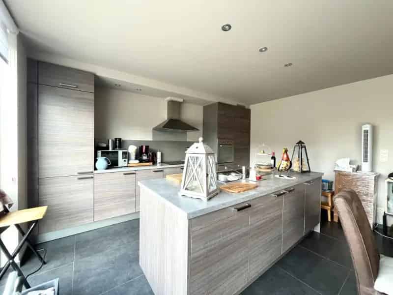 CHARMANTE HALFOPEN BEBOUWING MET DRIE SLAAPKAMERS TE HUUR