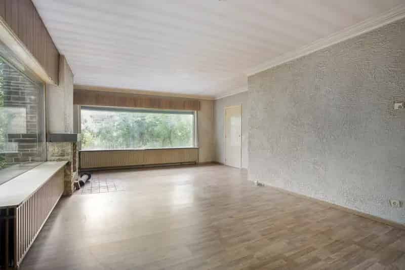 Te renoveren woning 1693m²