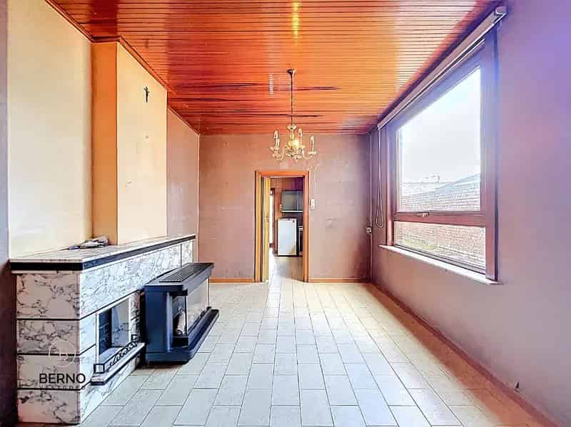 Te renoveren rijwoning met tuin en garageboxen