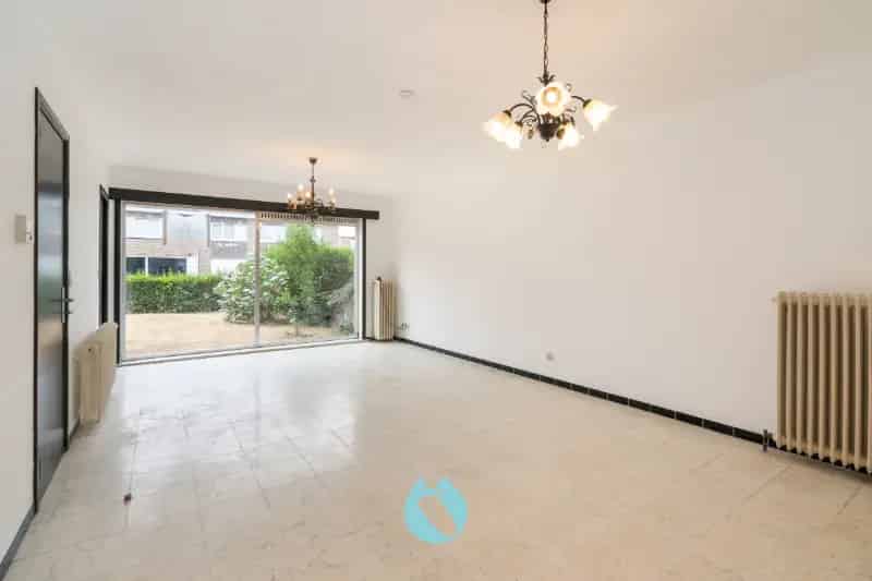 Gelijkvloers appartement met tuin en garage te koop