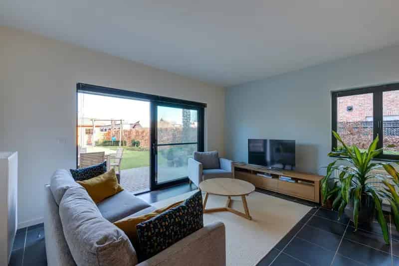 Gelijkvloers Appartement met Ruime Tuin te Koop