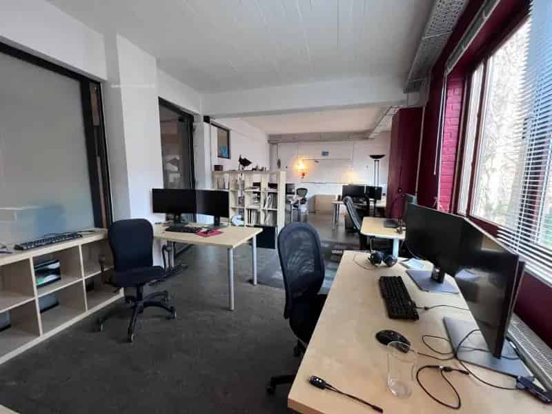 Kantoren te Koop Schaerbeek: Industriële Stijl met Terras