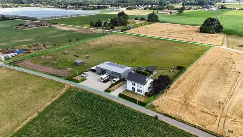 Landelijke woning met magazijn en weiland te koop