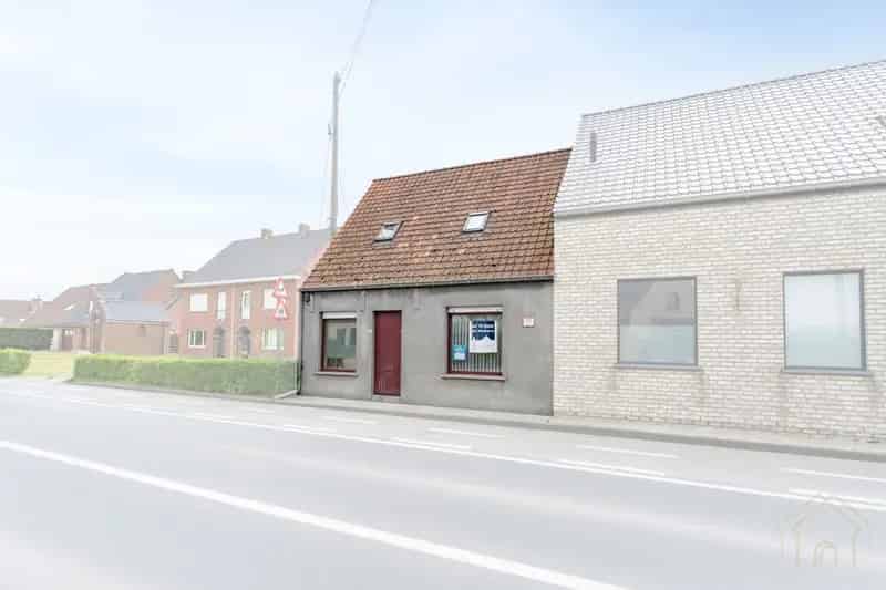 Op te frissen woning grote tuin Roeselare