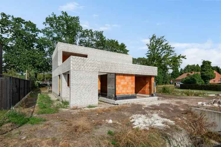 Moderne nieuwbouwwoning in het groen.