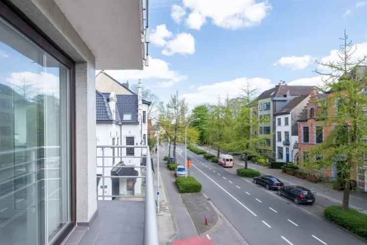 Bent u op zoek naar een appartement nabij het historische stadscentrum? Wil u ruimte en maximale lichtinval? Zoek niet langer!  
Ontdek dit prachtige hoekappartement van 134 m², op een steenworp van het stadscentrum!
Het appartement bestaat uit:
- inkomha