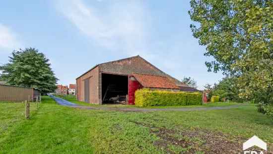 Te renoveren hoeve in centrum Ooigem met tuin en weides