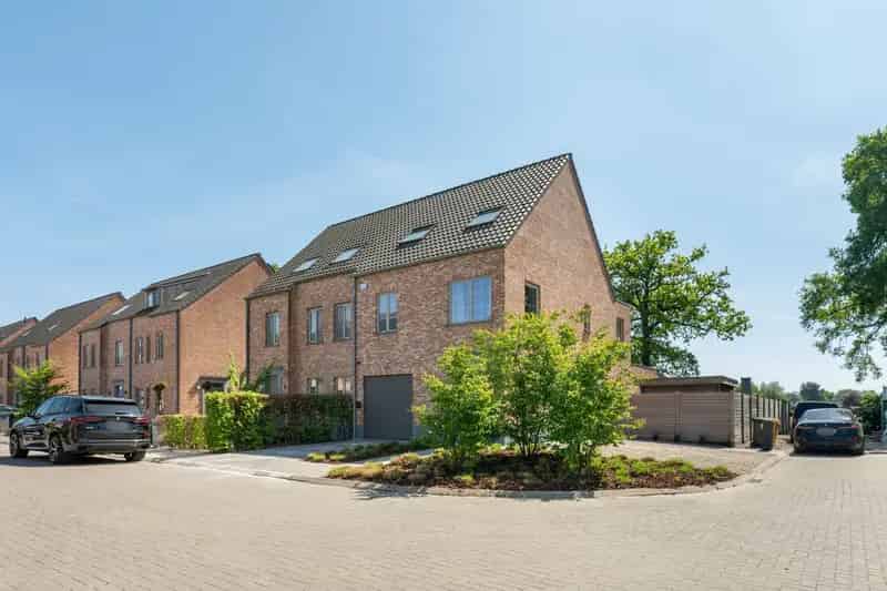 Huis te koop Kalmthout: 4 slaapkamers, praktijkruimte, tuin