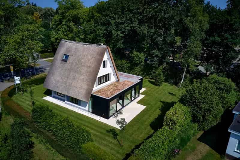 Gerenoveerde Villa met Rietendak te Huur