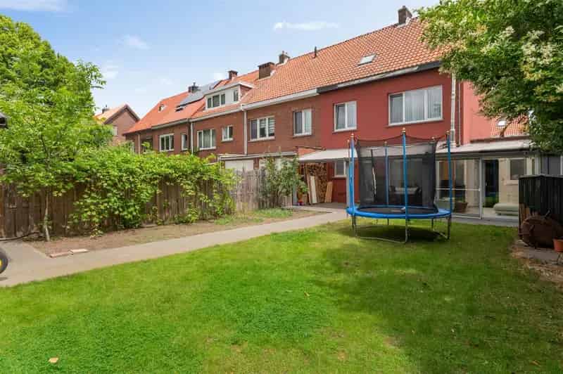 Gerenoveerde halfopen woning te koop 3 slaapkamers tuin garage