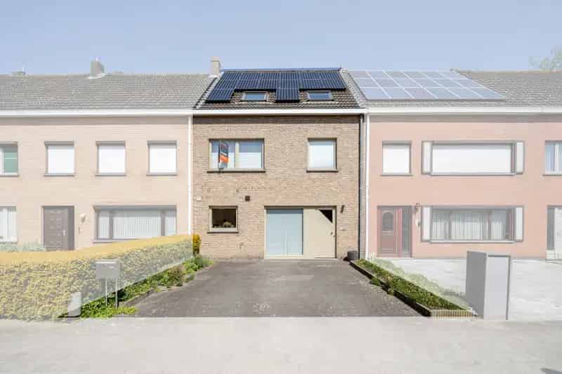 Gezinswoning te Male met 2 Park. Zonnepanelen Nieuwe Keuken Badkamer
