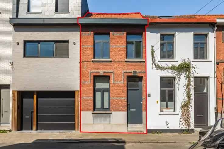 Huis Te Koop Antwerpen: Charmante woning te renoveren met tuin