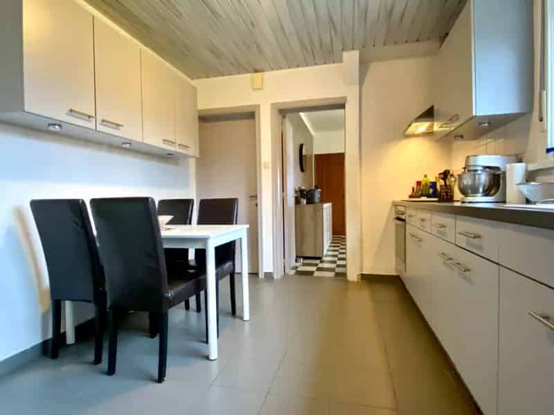 Huis te koop in Bavikhove: Ruime woning met zij-oprit