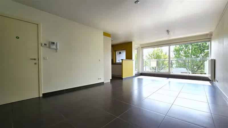 Te Huur: Ruim 2-Slaapkamerappartement met Dubbele Garage
