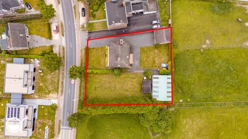 Te renoveren woning met magazijn tuinhuis en garage