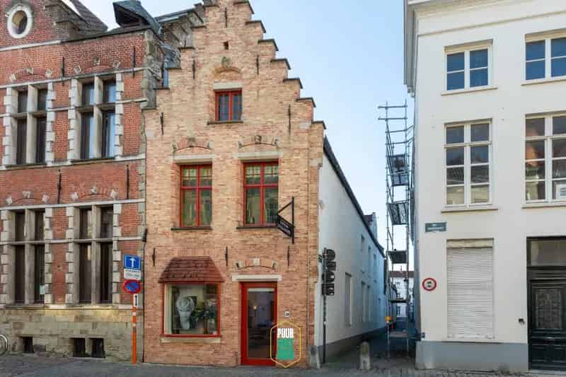 Kapsalon in gerenoveerd Brugs hoekpand
