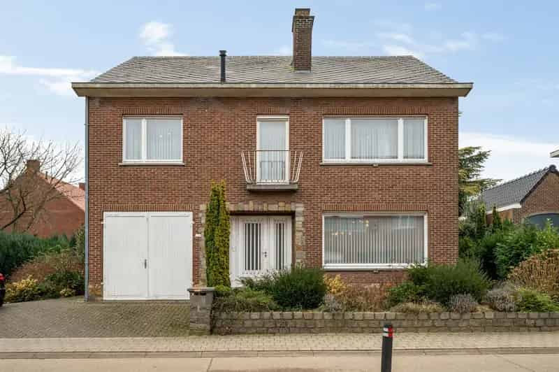 Ruime woning te moderniseren met 5 slaapkamers en veel mogelijkheden