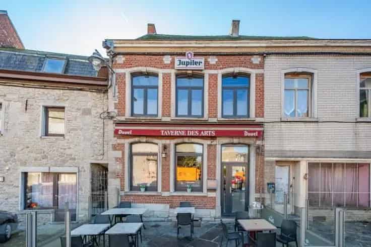 Huis Te Koop: Mixte Pand met Verhuurde Winkelruimte en Appartement Potentieel