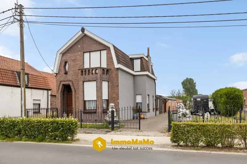 Huis te koop met 4 garages en grote schuur Wachtebeke