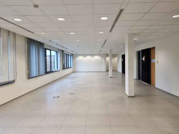 Te huur kantoorruimte van 527 m² met 25 parkings nabij E 313