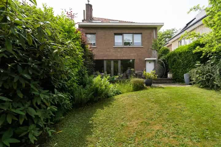 5 Slaapkamers Ruime gezinswoning Garage Kelder