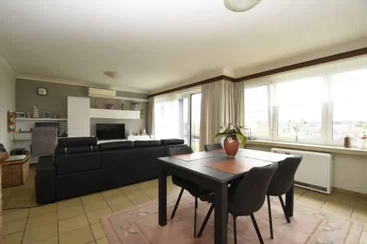 Ruim 2 Slaapkamer Appartement met Garage Te Koop