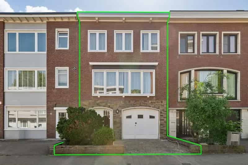 Ruim huis met 4 slaapkamers, tuin, veranda en garage in Deurne!