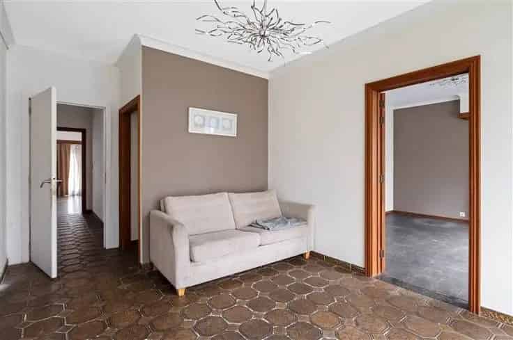 Huis Te Koop Brasschaat: Ruime woning met magazijn te renoveren