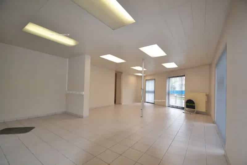 Handelspand te Koop Kuurne 170m² met Parking