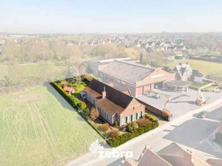 Te renoveren villa met saunahuis in Izegem