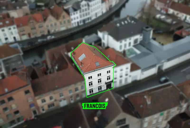 Opbrengsteigendom Brugge: Ruwbouw te renoveren tot appartementen en handel