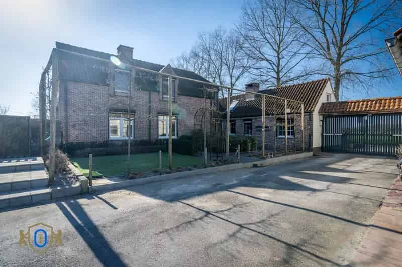 Landhuis met meerdere bijgebouwen